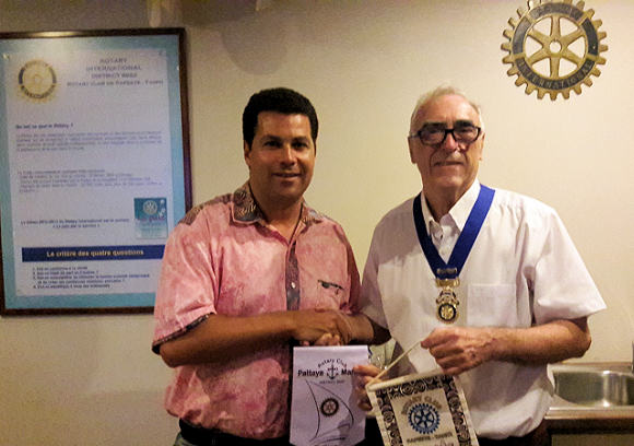 E change de fanion avec le Rotary de Tahiti