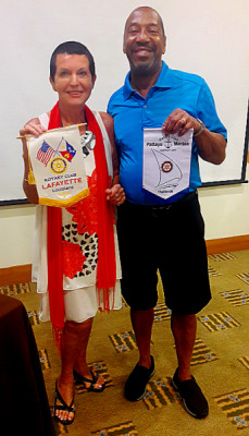 Echange de fanion avec M. Hilliard, Quincy Rotary Club La Fayette de Louisiane aux USA