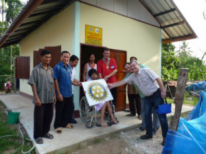 buriram, la remise de la maison par le Rotary Club Marina Pattaya