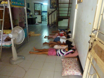 Des enfants de l'orphelinat de baan Jin Jai, la sieste