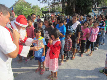 Remise des cadeaux aux enfants de l'orphelinat