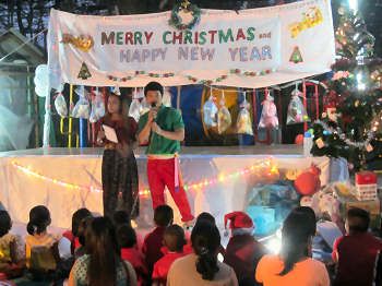 Remise des cadeaux aux enfants de l'orphelinat