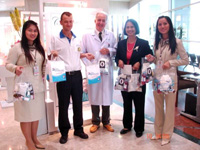 Remise de 11 kits première urgence par le Bangkok Hospital de Pattaya au rotary club Pattaya marina le 11 aout 09.