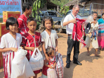 Mae Song Noi La remise des tenues Karens