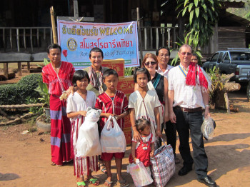 Mae Song Noi échange de cadeaus
